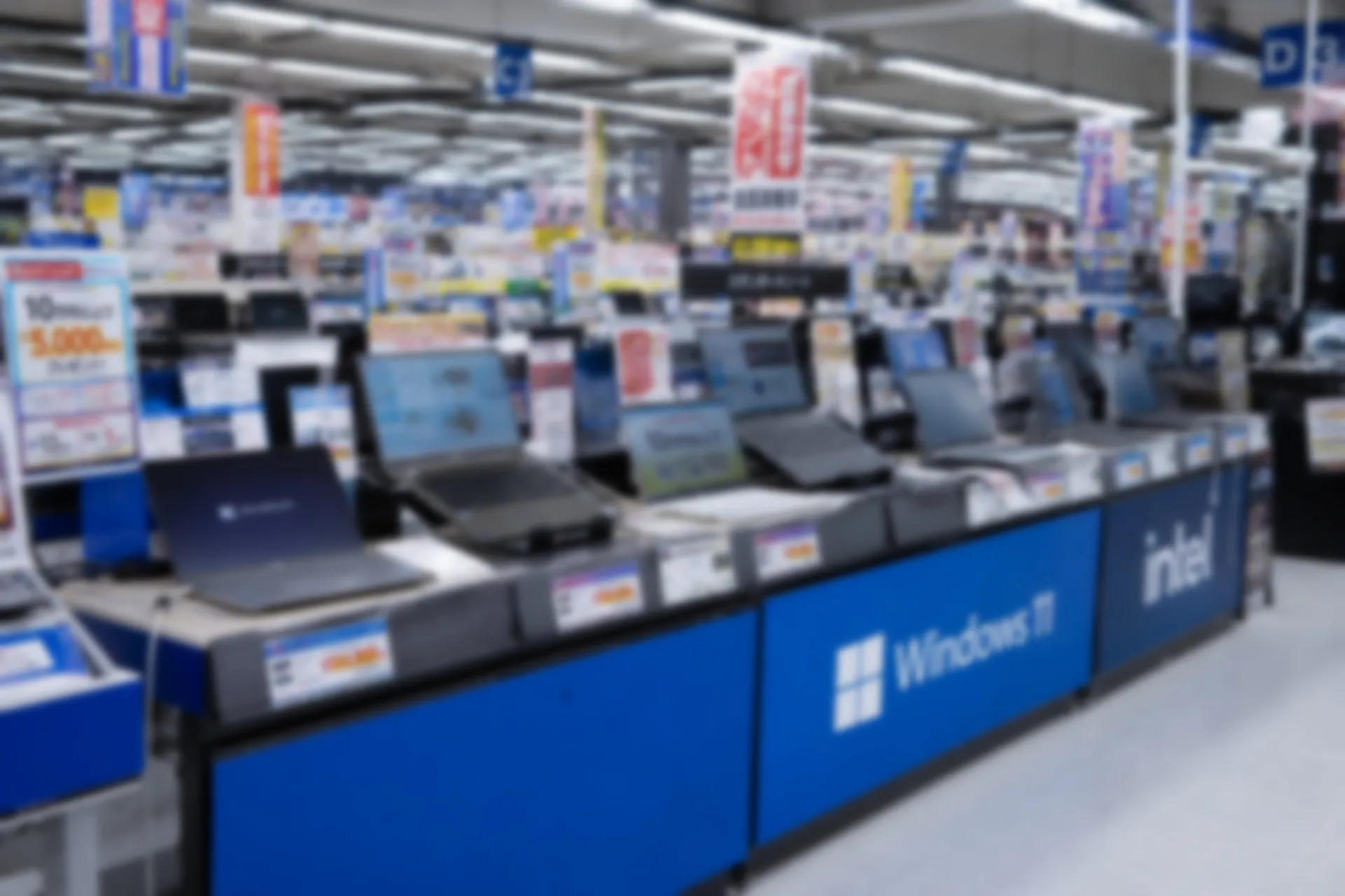 家電量販店の PC コーナーのイメージ